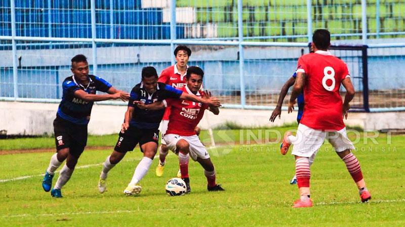 Perebutan%20bola%20antara%20pemain%20Madura%20United%20dengan%20Persija%20Jakarta.